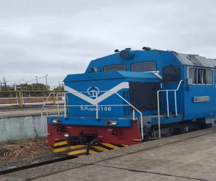 汽笛聲聲，貨運繁忙。2021年4月18日，滿載著貨物的28節集裝箱列車又再次從余干鐵路貨場啟程了